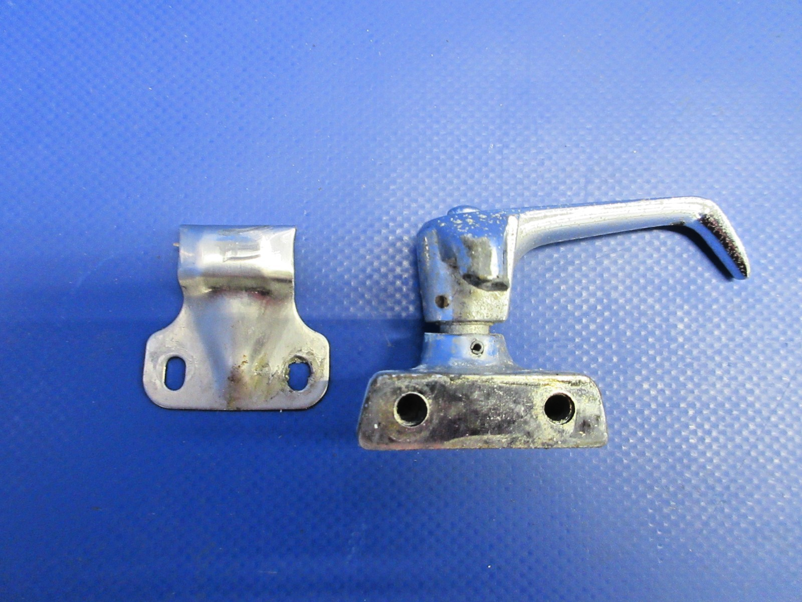 Cessna 172 / 172M LH Cabin Door Window Latch P/N S1483-2 (0826-726)3