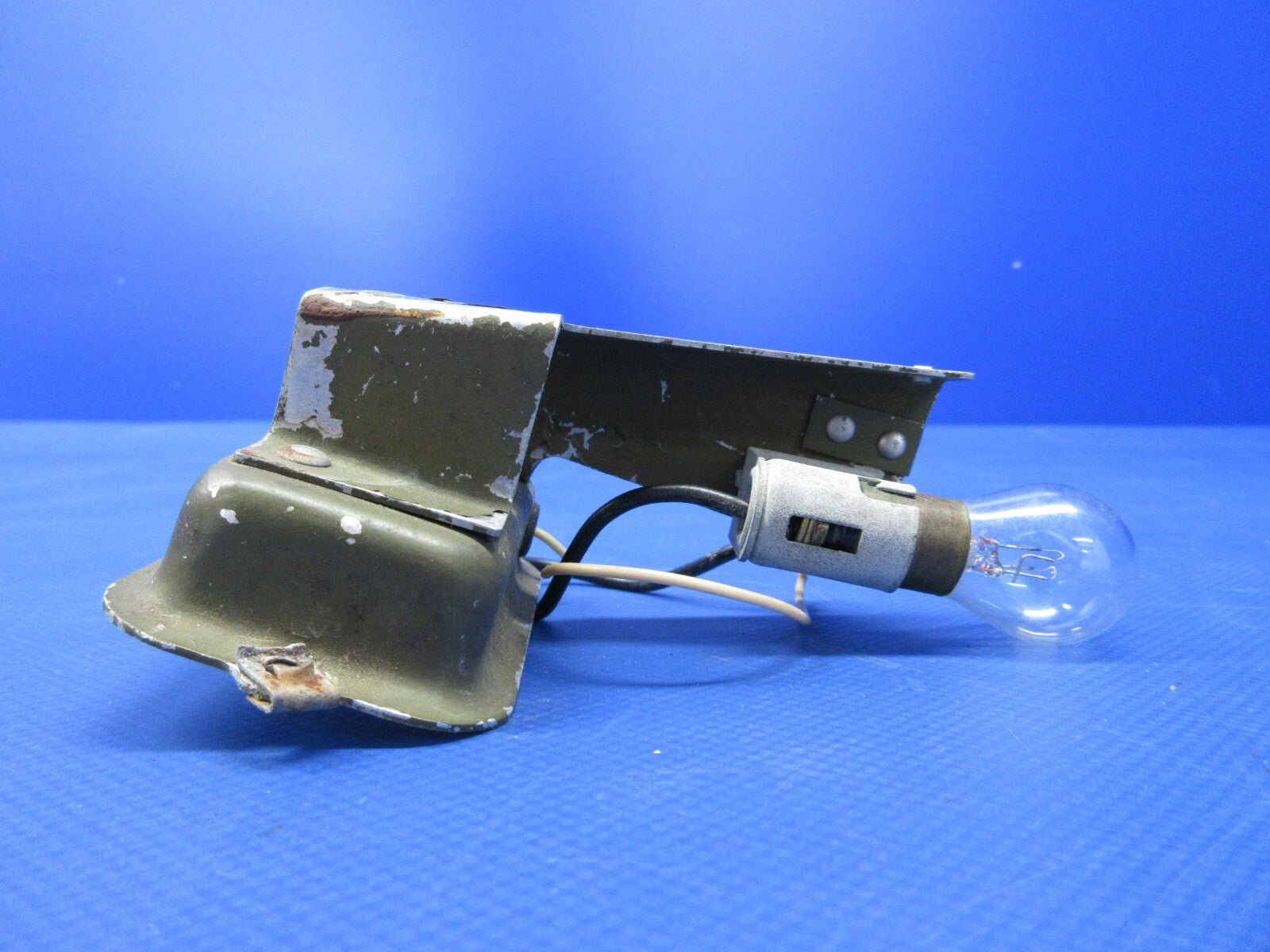 Cessna 180 Overhead Console Light & Bracket P/N 0413140-5 (0524-1384)3
