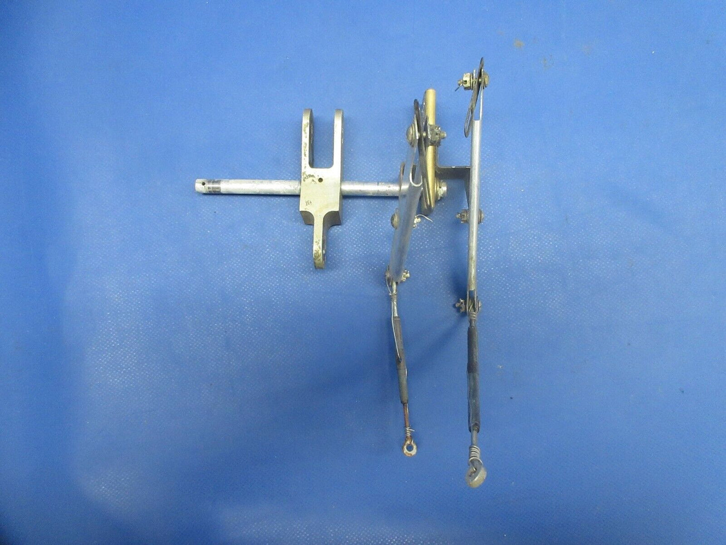 Cessna 177 / 177B Steering Bungee Link Assy & Pivot Support 1767065-1 (0924-707)