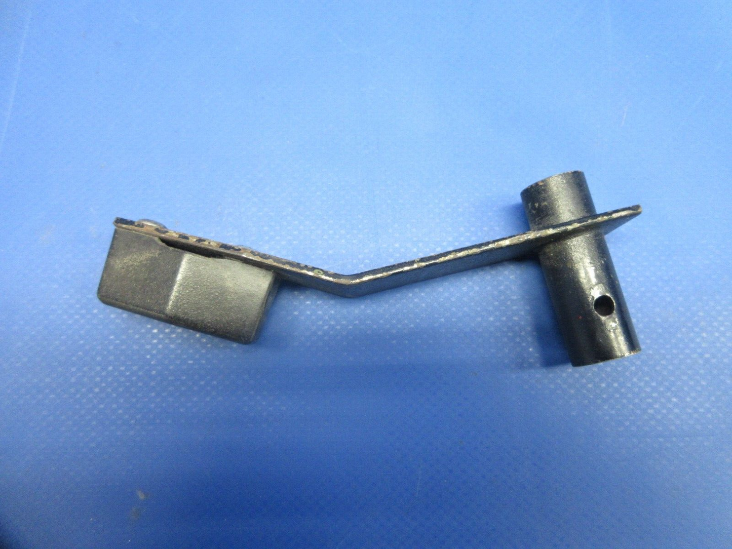Piper PA-32RT-300T Lance II Fuel Selector Control Lever Assy 69088-05 (0924-891)