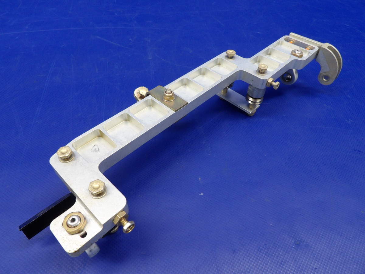 Cirrus SR22 Yoke Bearing Mount RH P/N 14938-002 (0926-1209)8