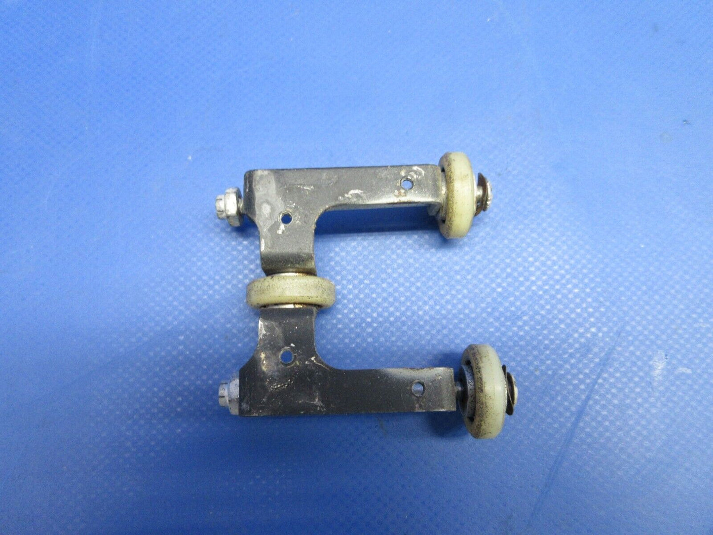 Piper PA-23-250 Aztec Control Column Roller Assy P/N 16851-00 (0624-810)