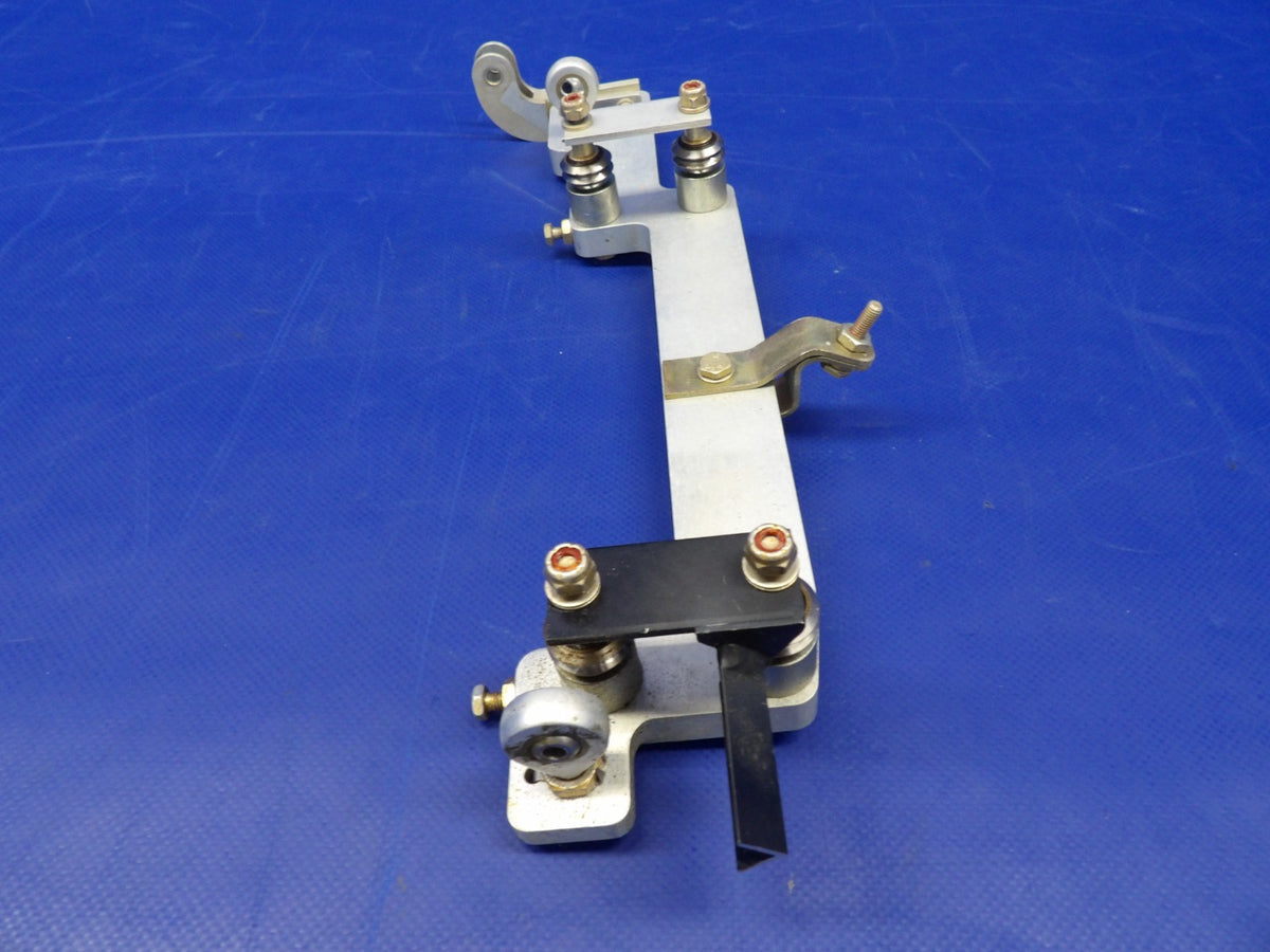 Cirrus SR22 Yoke Bearing Mount RH P/N 14938-002 (0926-1209)2