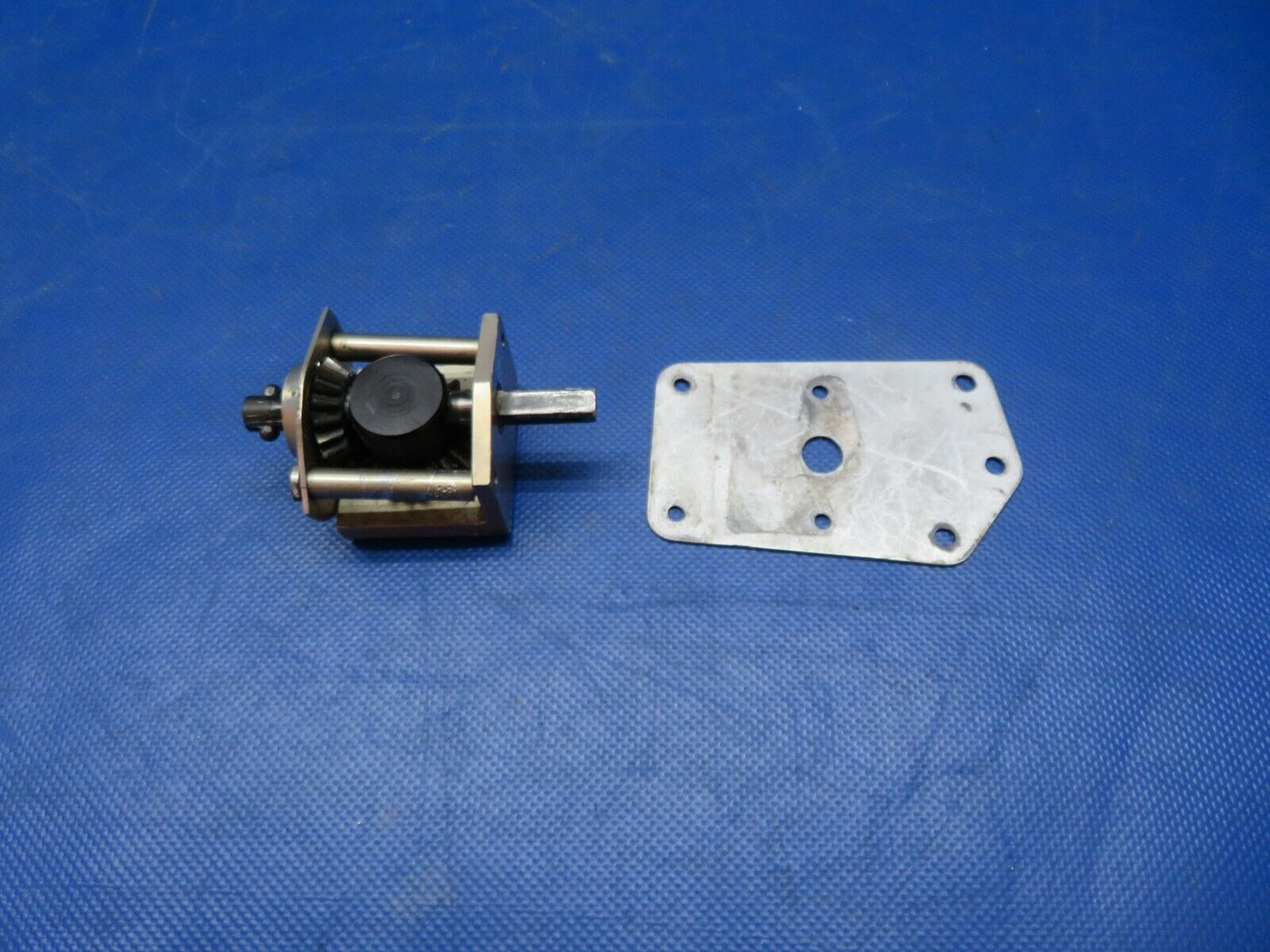 Cessna 337 Upper Cabin Door Gearbox Inner Handle w/ Plate 1517122-1 (0824-198)