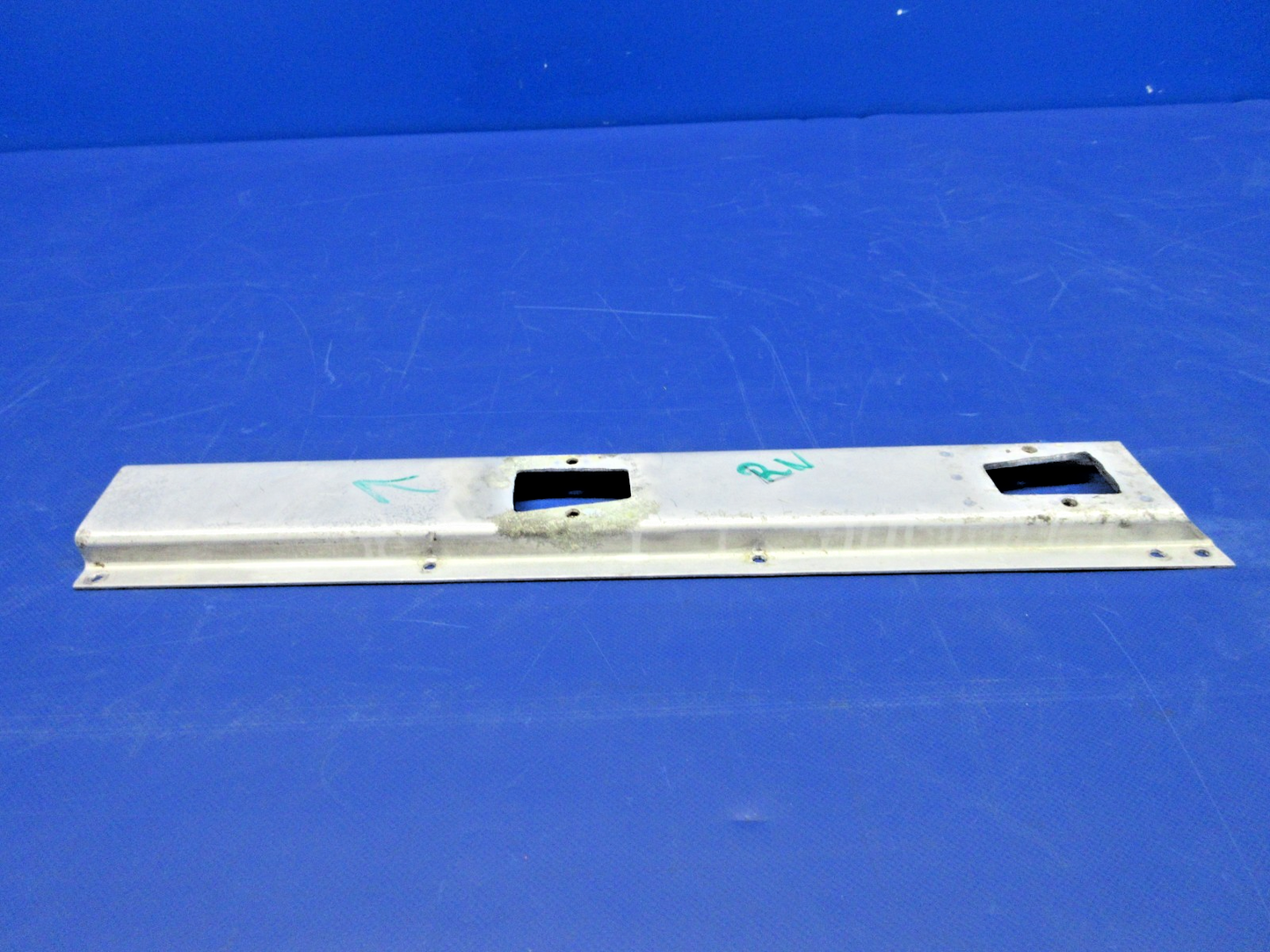 Cessna 310 / 310I AFT Seat Supports LH & RH P/N 0812981-5 & -6 (0326-866)16