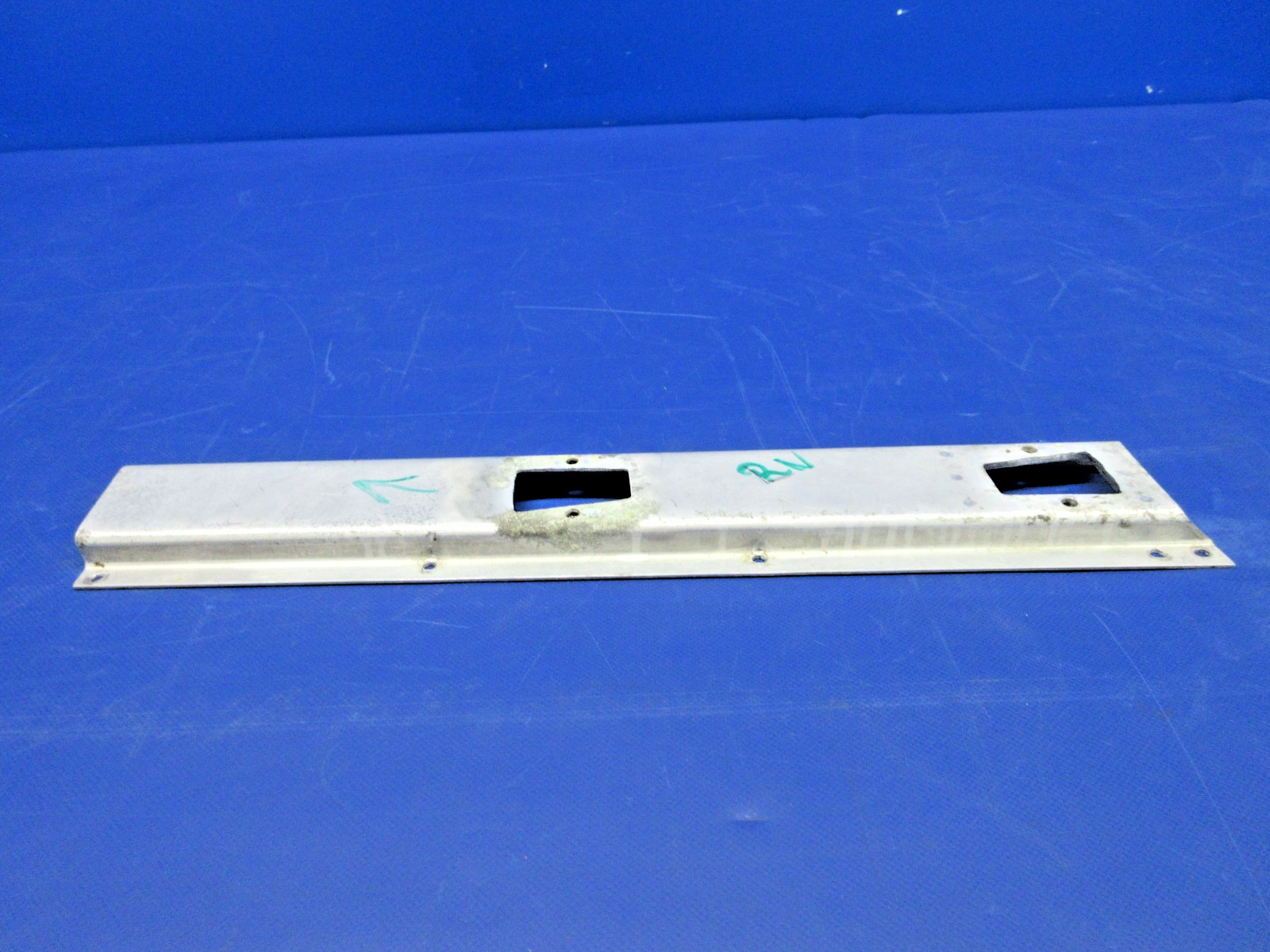 Cessna 310 / 310I AFT Seat Supports LH & RH P/N 0812981-5 & -6 (0326-866)16