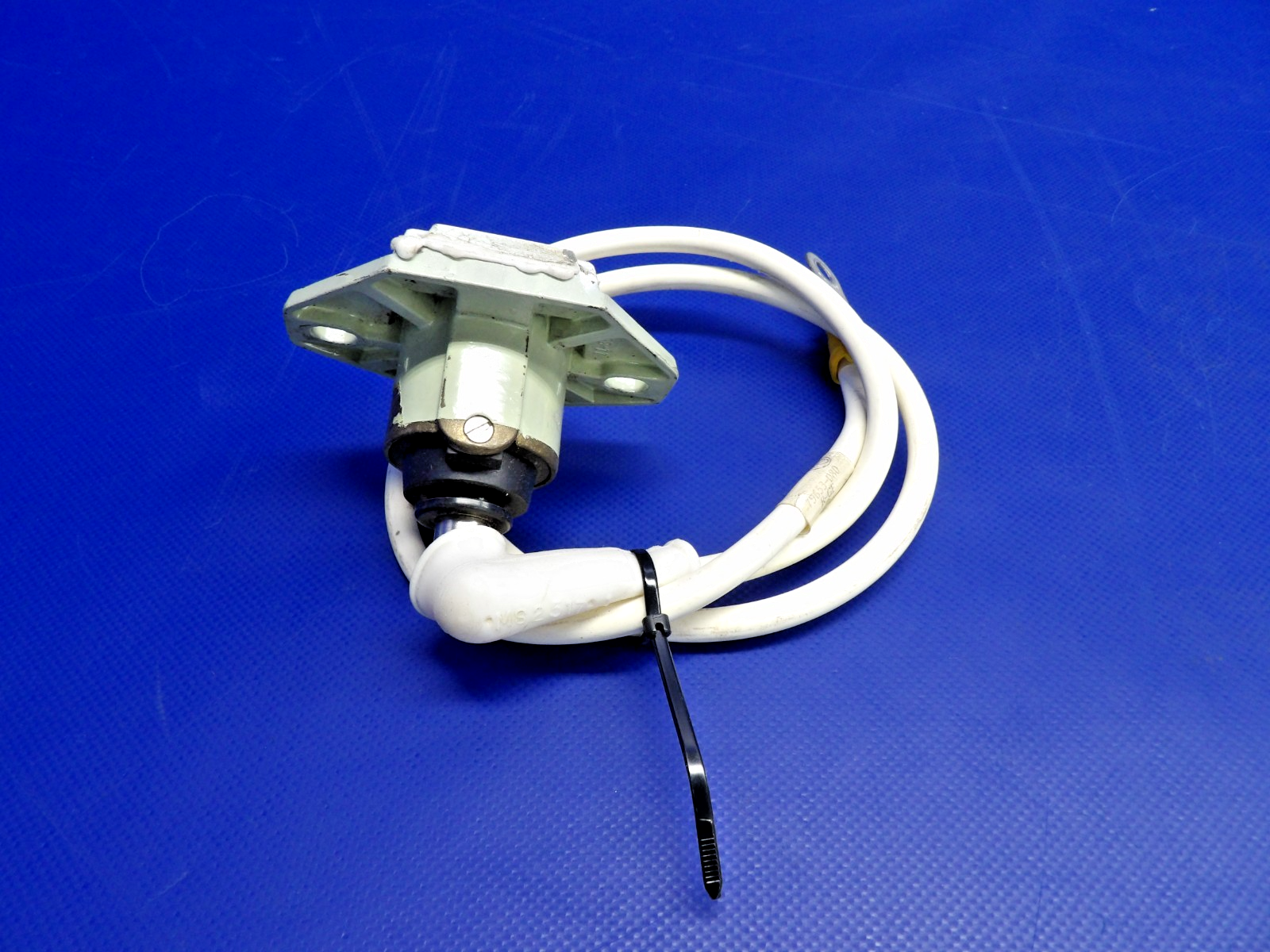 Pollak Auxiliary Power Receptacle P/N 11-850 (0426-1254)6
