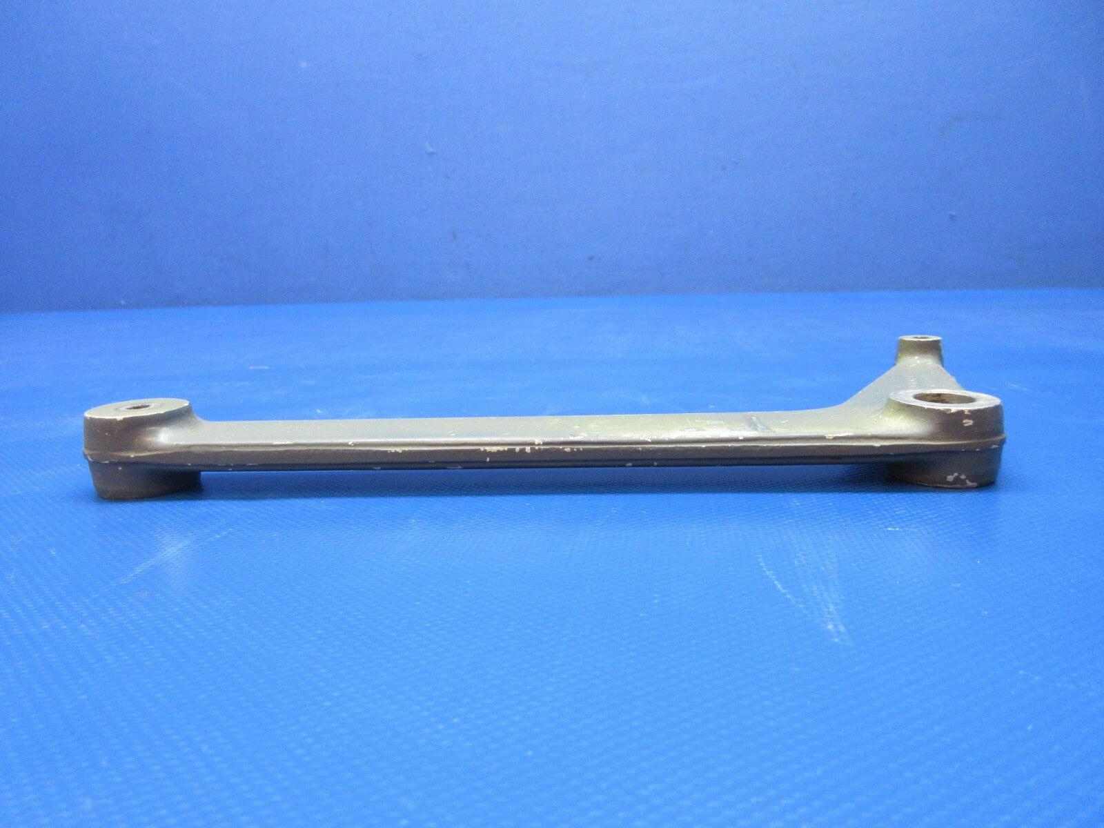 Cessna 210 Seat Pivot Bracket P/N 0514060-6F (1124-1375)4