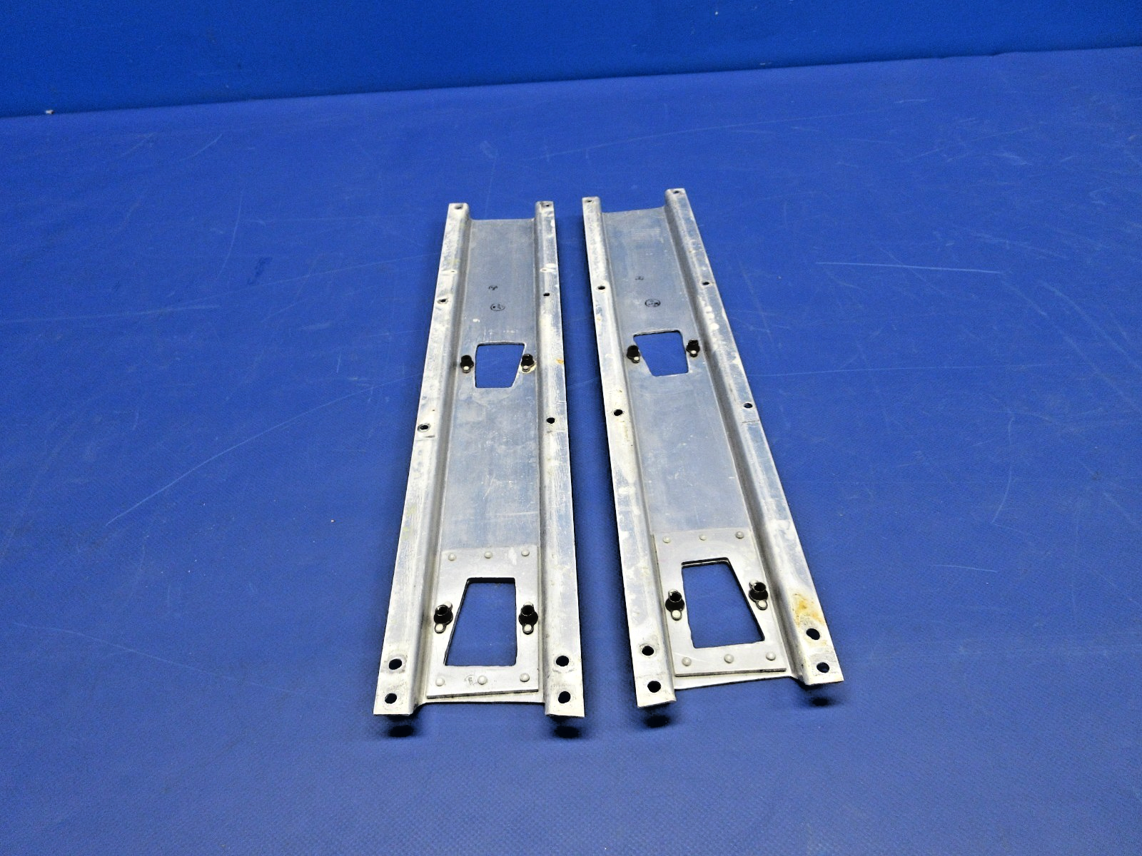 Cessna 310 / 310I AFT Seat Supports LH & RH P/N 0812981-5 & -6 (0326-866)1