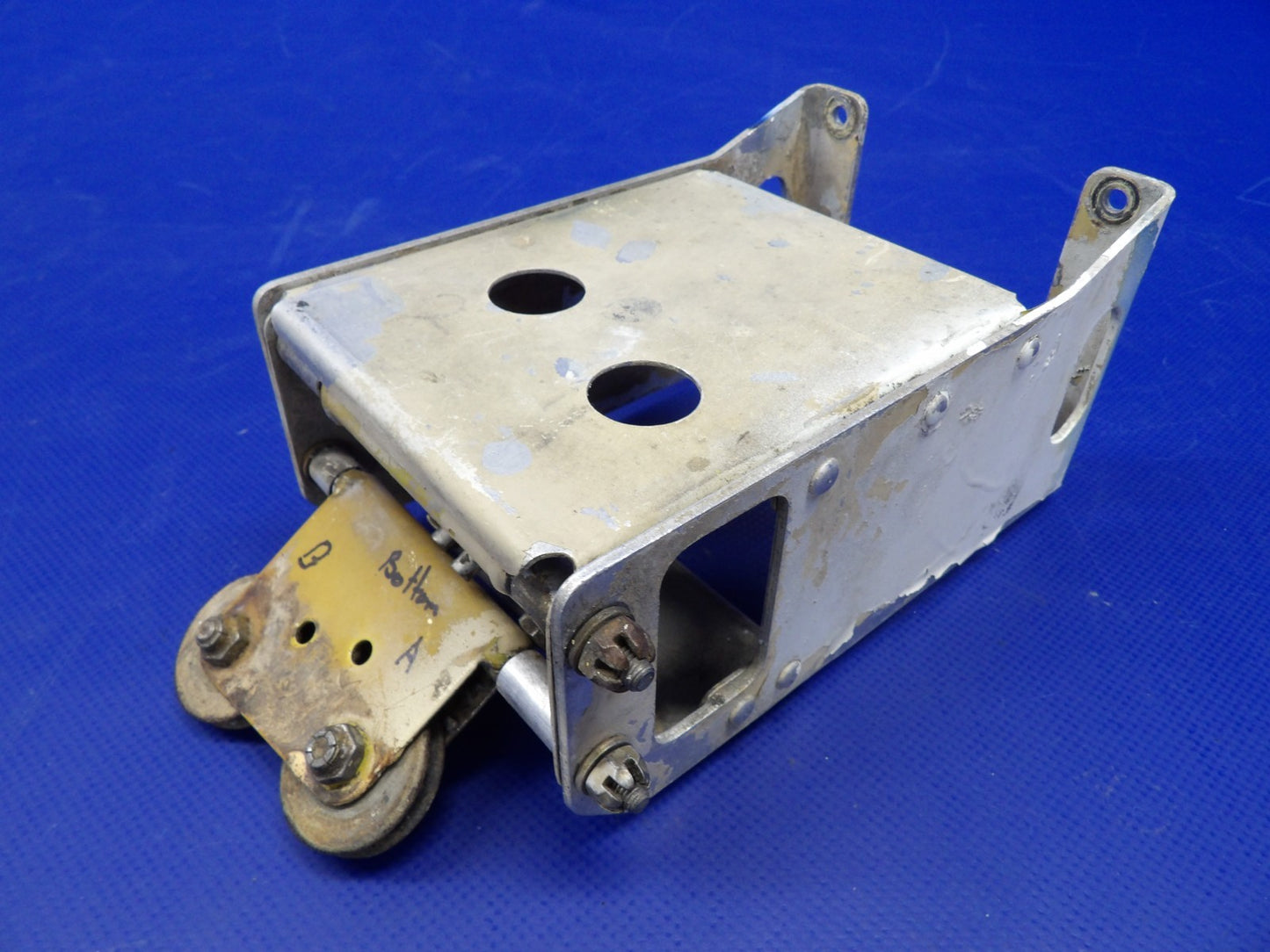 Piper PA-31T1 Cheyenne Elevator Trim Bracket P/N 49962-02 (0626-1308)7