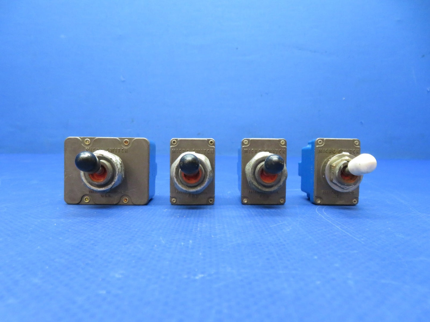 Cessna 421 Honeywell Toggle Switches P/N 2TL1-2, 4TL1-2 LOT OF 4 (0326-234)5