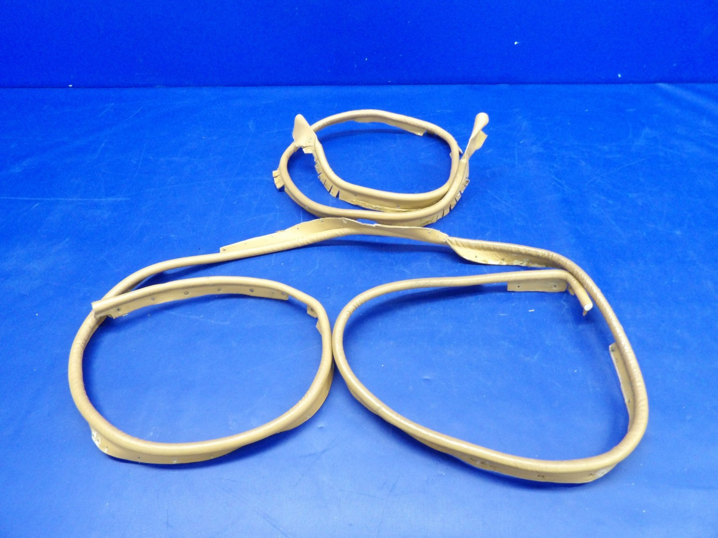 Beech D95A Travel Air Cabin Door and Rear Baggage Door Windlace (0226-524)2