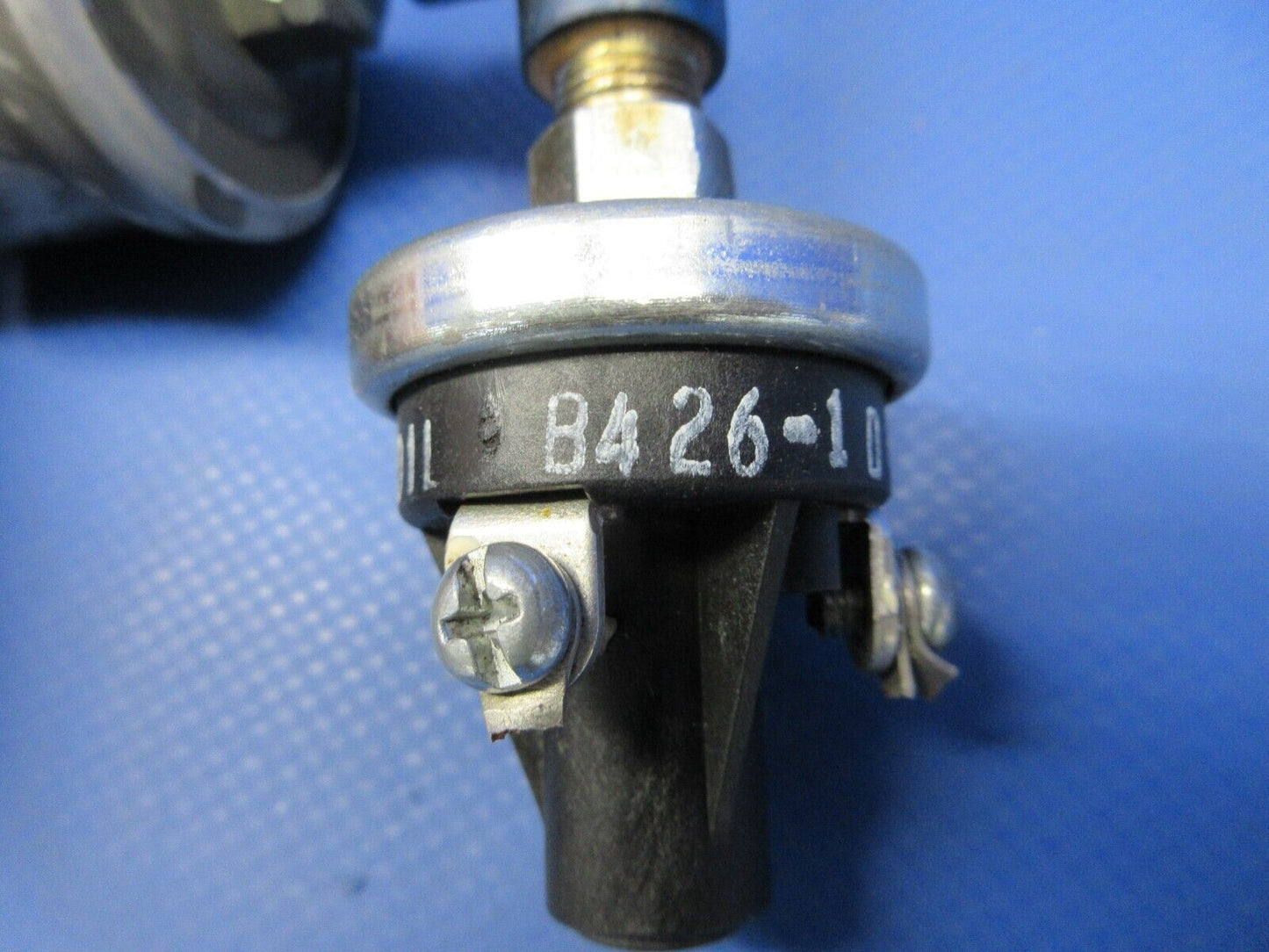 Robinson R44 Raven II Oil Pressure Switch & Sender Assy P/N B426-1 (0724-1379)