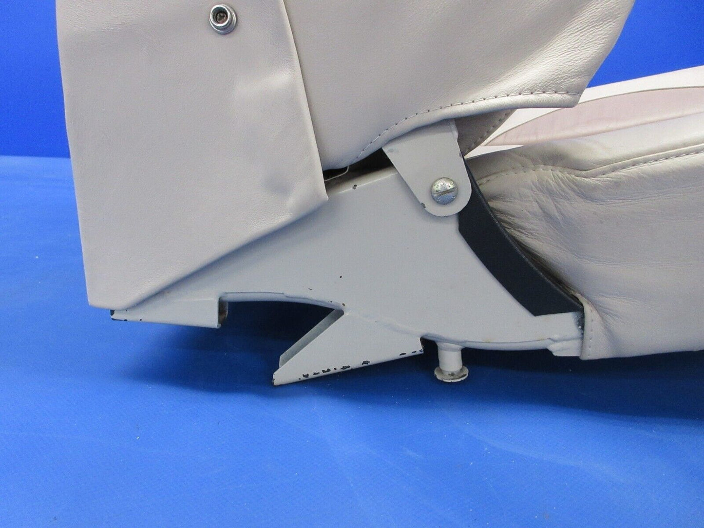 Piper PA-32RT-300T Center Aft Facing Seat Assy RH P/N 37799-02 (0924-1421)