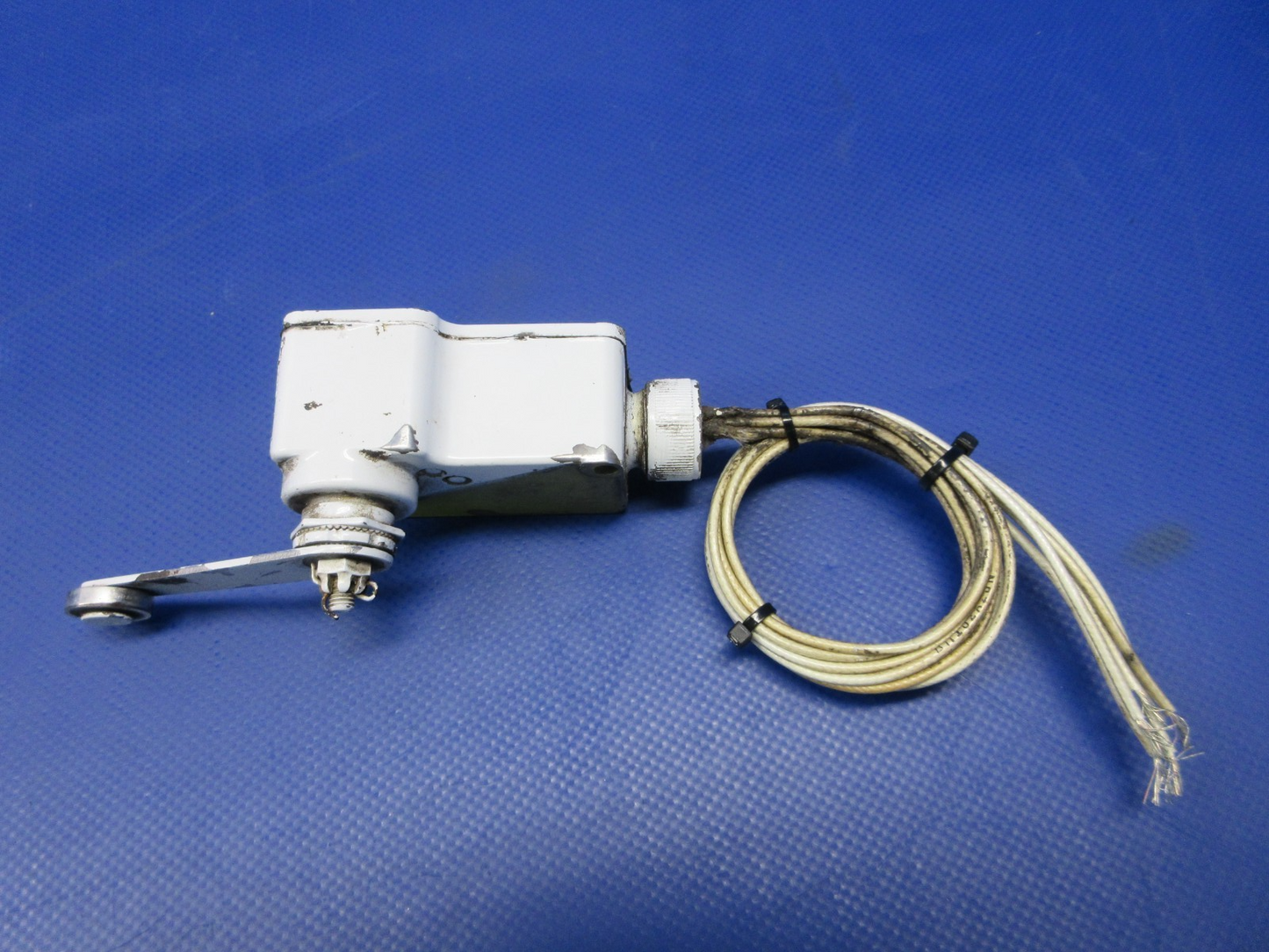 Cessna 421 Micro-Switch Main Gear Safety Switch P/N 2VA20 TESTED (0826-703)8