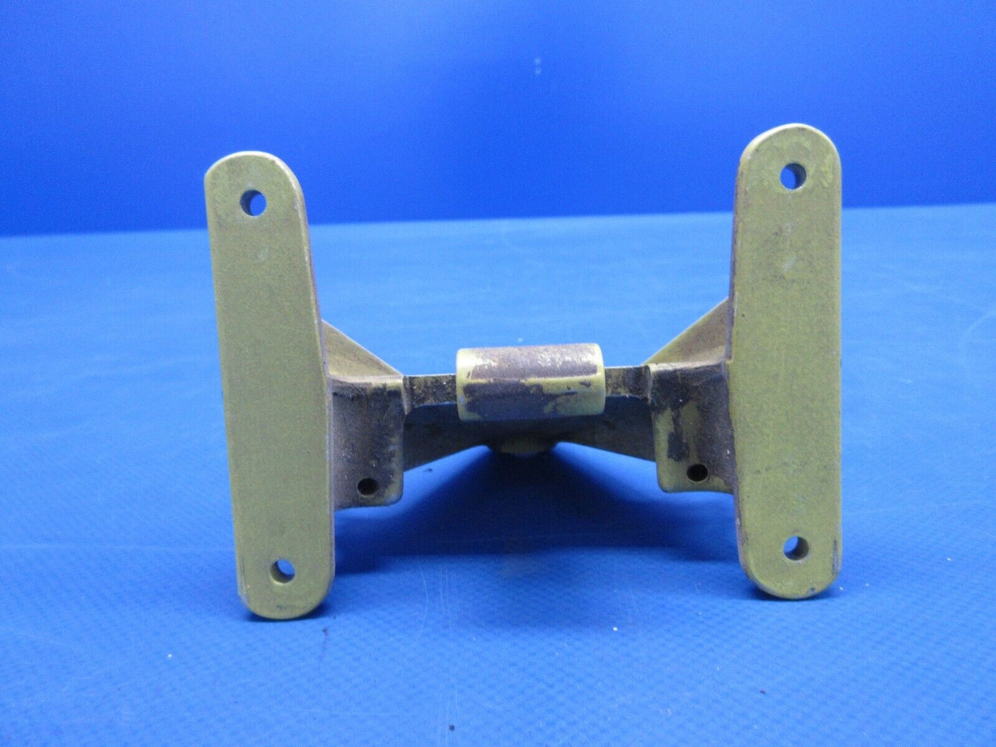 Piper PA-23-250 Aztec Lower Rudder Hinge Assy P/N 16079-00 (0624-847)