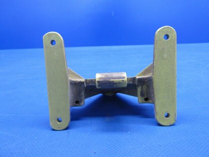Piper PA-23-250 Aztec Lower Rudder Hinge Assy P/N 16079-00 (0624-847)