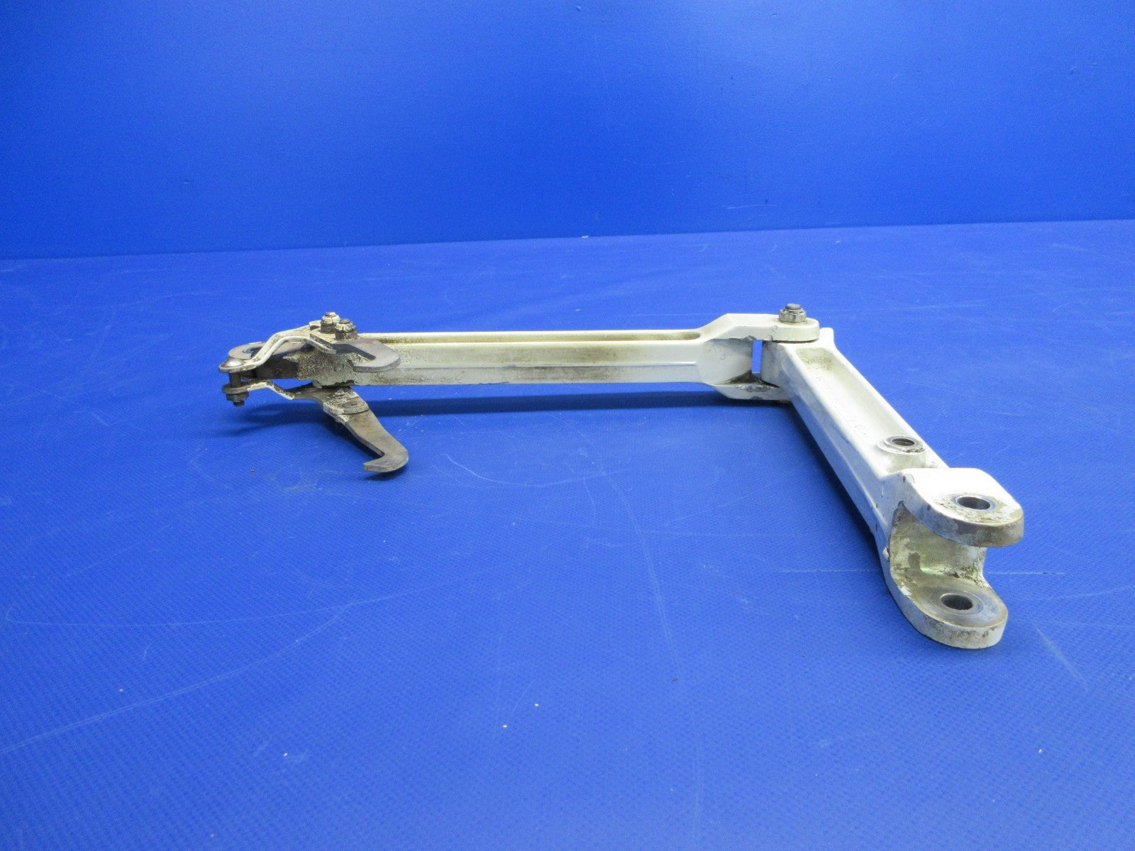 Cessna 310 / 310I Main Gear Links & Uplock Hook RH P/N 0841103-8 (0326-939)4