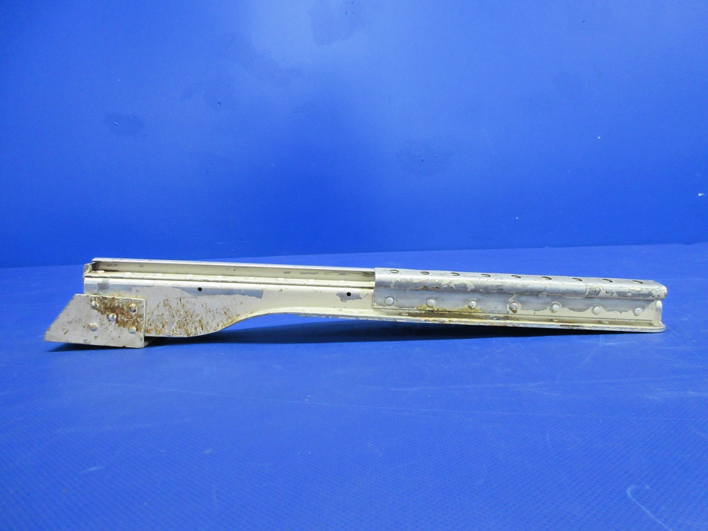 Cessna 310 / 310I LH Seat INBD Track P/N 0812987-8 (0326-863)4