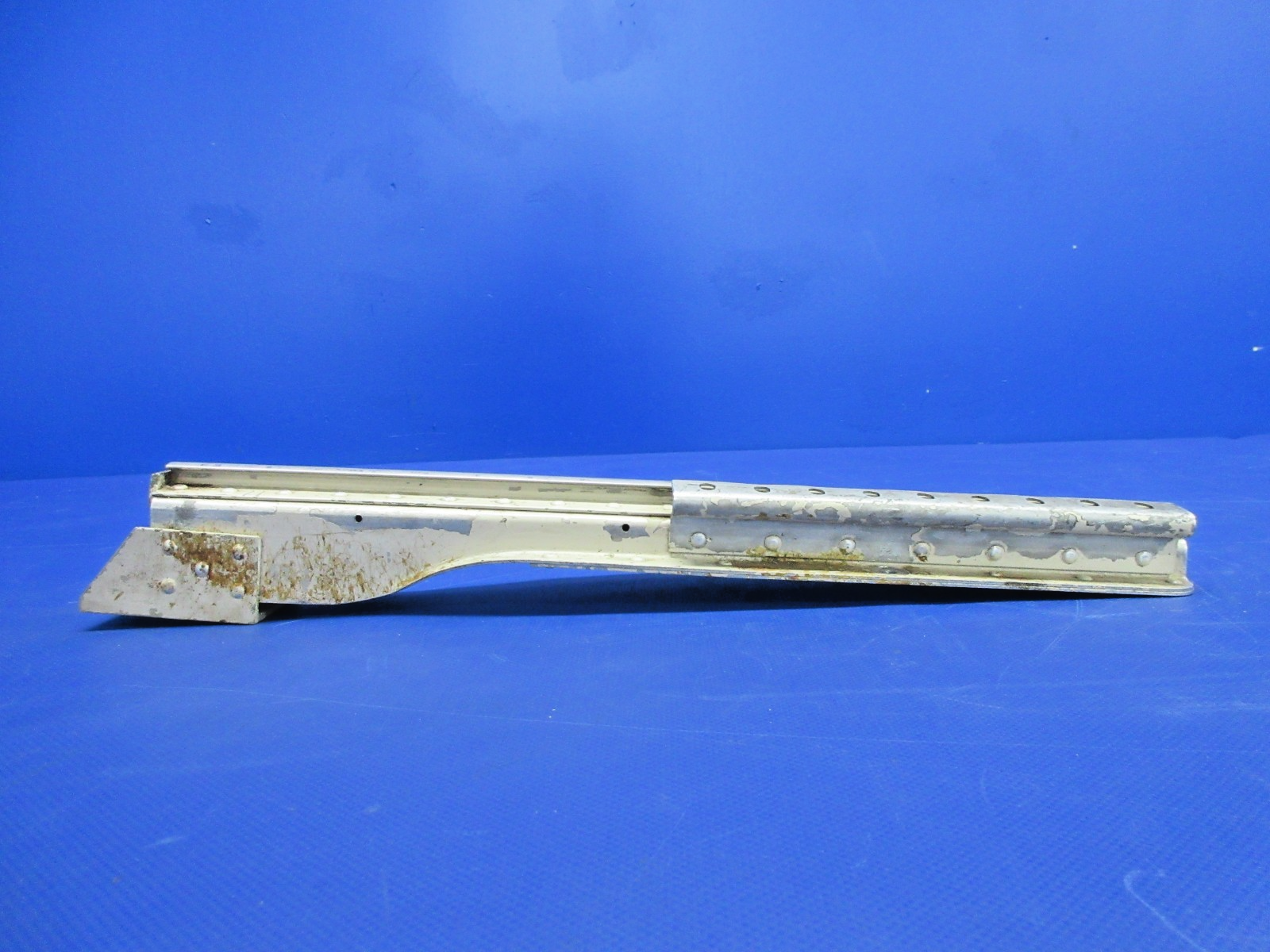 Cessna 310 / 310I LH Seat INBD Track P/N 0812987-8 (0326-863)4