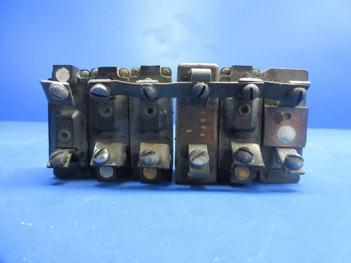 Bell 47J-2 Helicopter Assorted Switches & Circuit Breakers 43A8304 (1124-894)5
