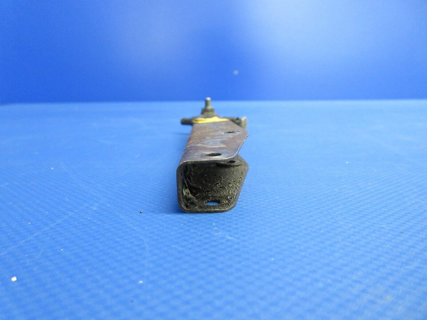 Piper Cowl Flap Actuation Channel & Trunnion Assy P/N 37511-15 (0524-1945)