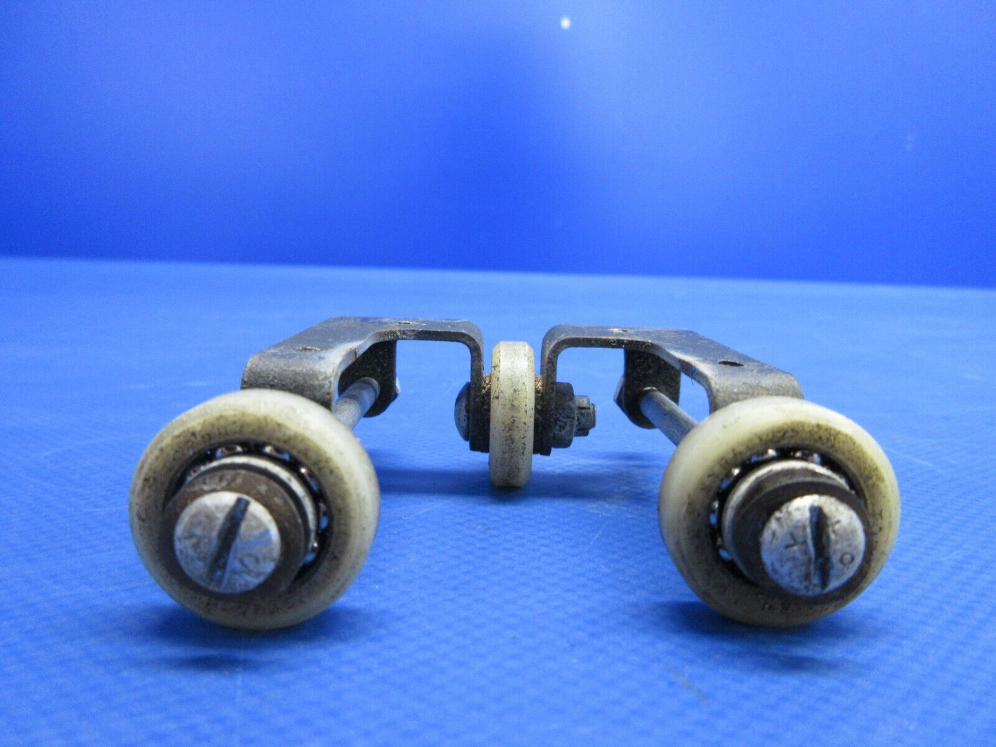 Piper PA-23-250 Aztec Control Column Roller Assy P/N 16851-00 (0624-810)