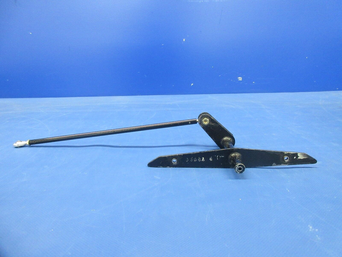 Piper PA-32RT-300T Lance II LH Aileron Bellcrank & Rod Assy 95680-00 (1024-725)