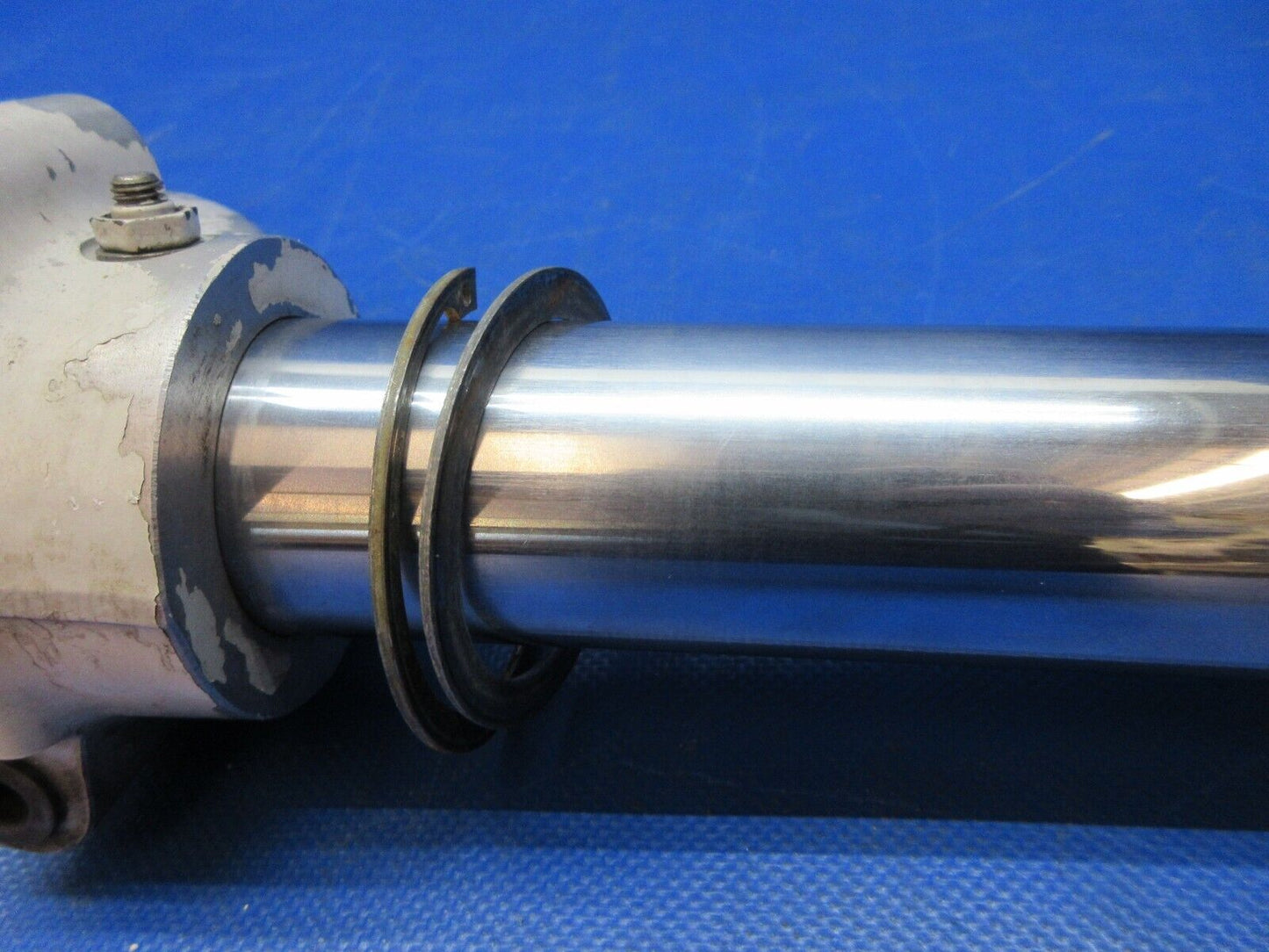 Piper PA-34-200T MG Strut, Fork & Axle w/ Nut & Bushing P/N 67037-06 (0924-1411)