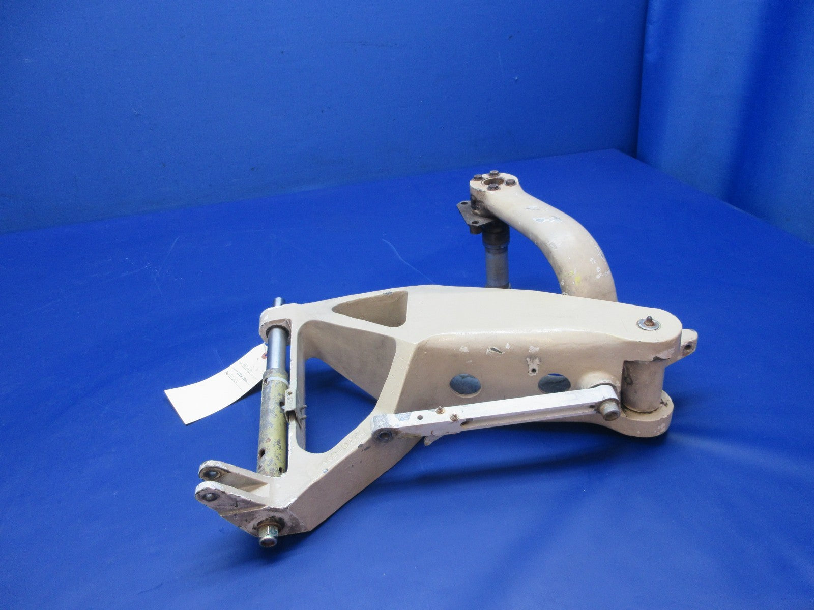 Beech 76 Duchess RH Main Landing Gear P/N 105-810019-2 (0526-2044)0