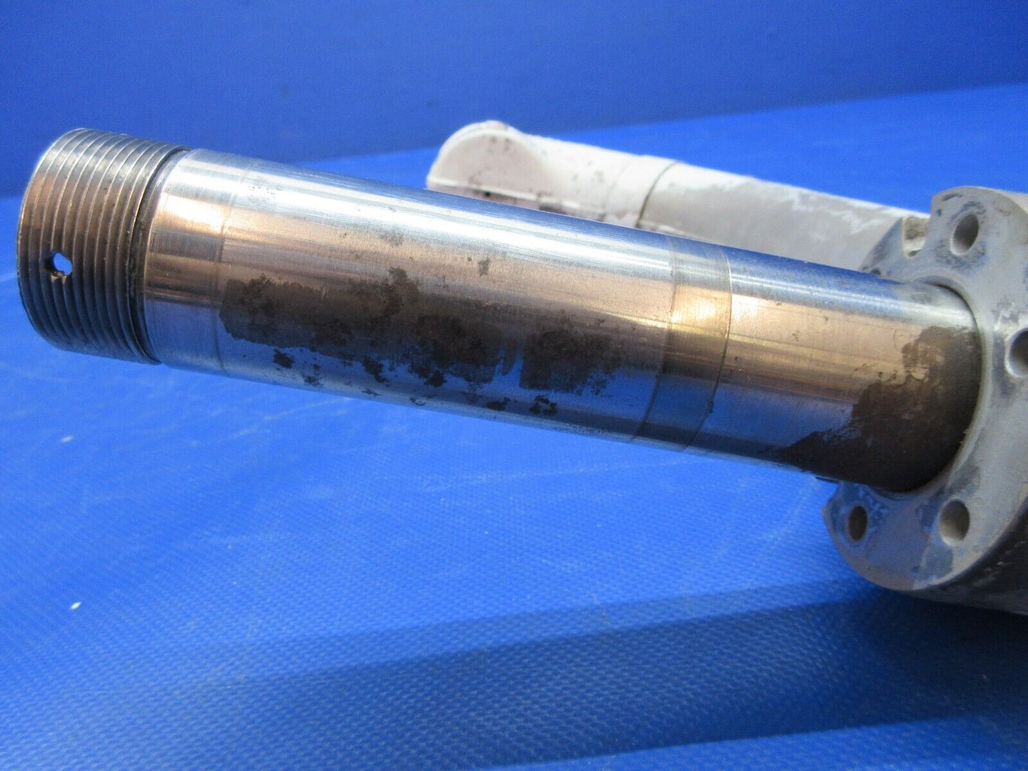 Piper PA-23-250 Aztec RH Main Gear Yoke, Rod & Axle P/N 31824-02 (0924-1289)