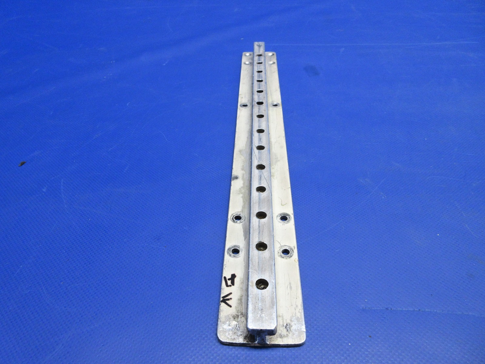 =Beech D95A Travel Air Rear Seat Center Seat Track P/N 95-420016-23 (0326-731)4