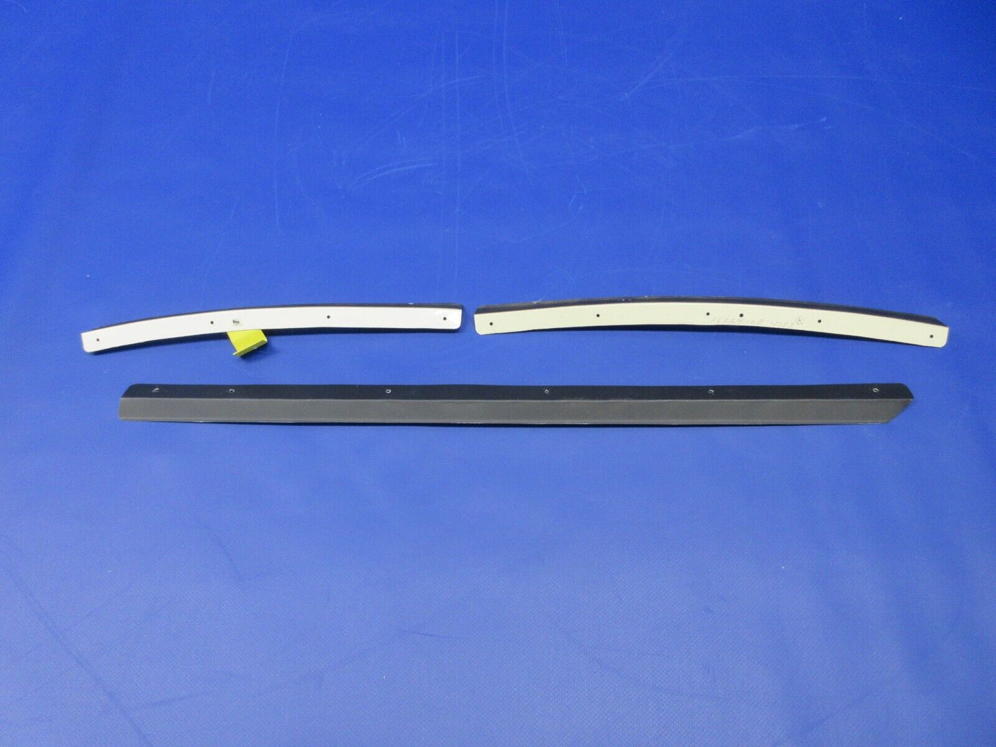Piper PA-28-181 Co-Pilot Center Window Retainer Top & Sides 76264-00 (1224-2042)