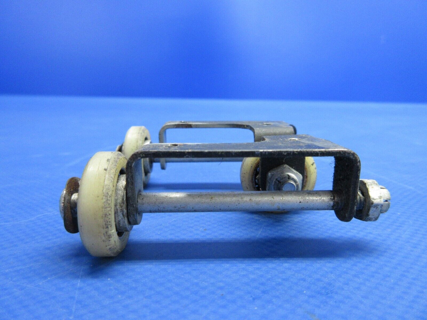 Piper PA-23-250 Aztec Control Column Roller Assy P/N 16851-00 (0624-810)