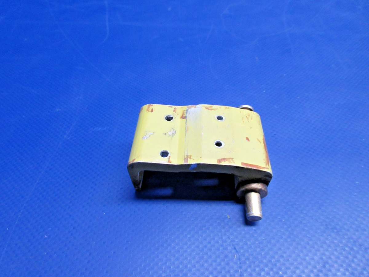 Beech 95-B55 Baron Cabin Door Upper Hinge 35-400018-12 (0926-862)2