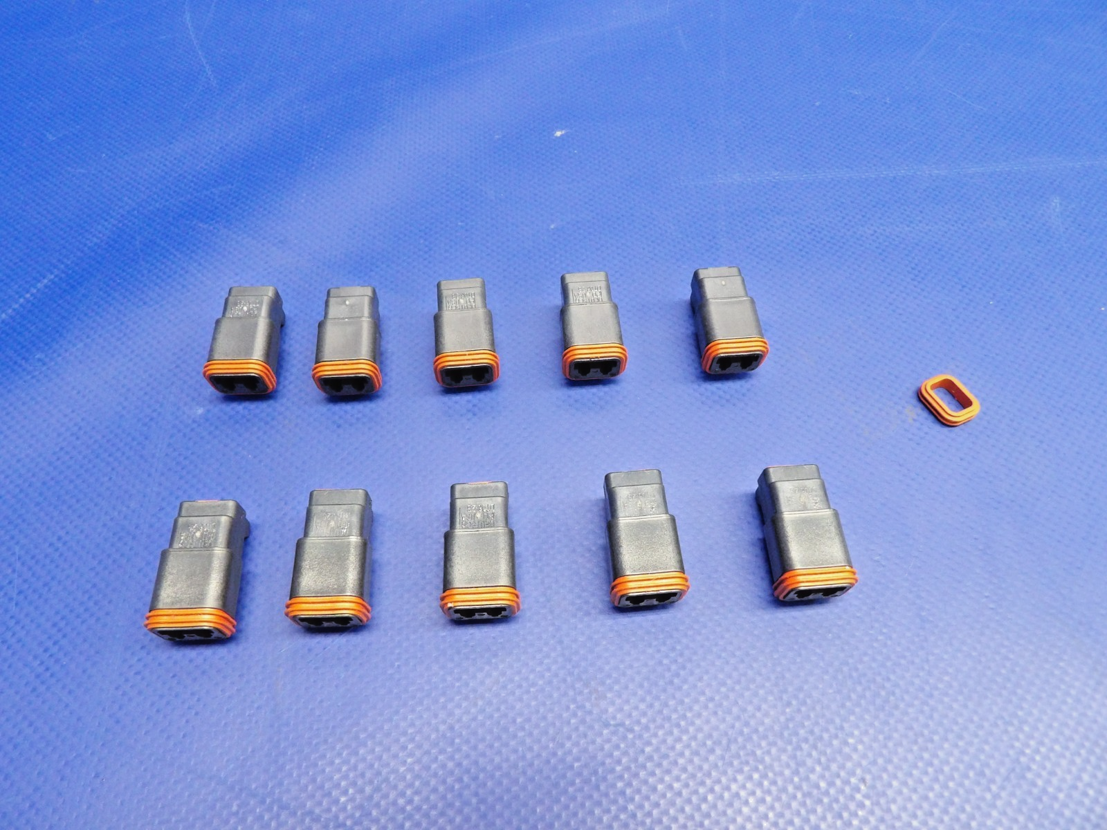 Cirrus Tanis Harness Plastic Socket P/N TCS2598 NOS LOT OF 10 (0426-1228)9