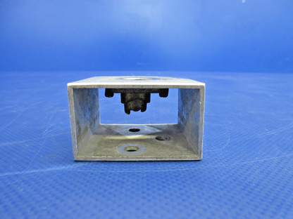 Diamond DA-40 RH Cowl Mount Block P/N D41-7103-12-71 (0726-814)2