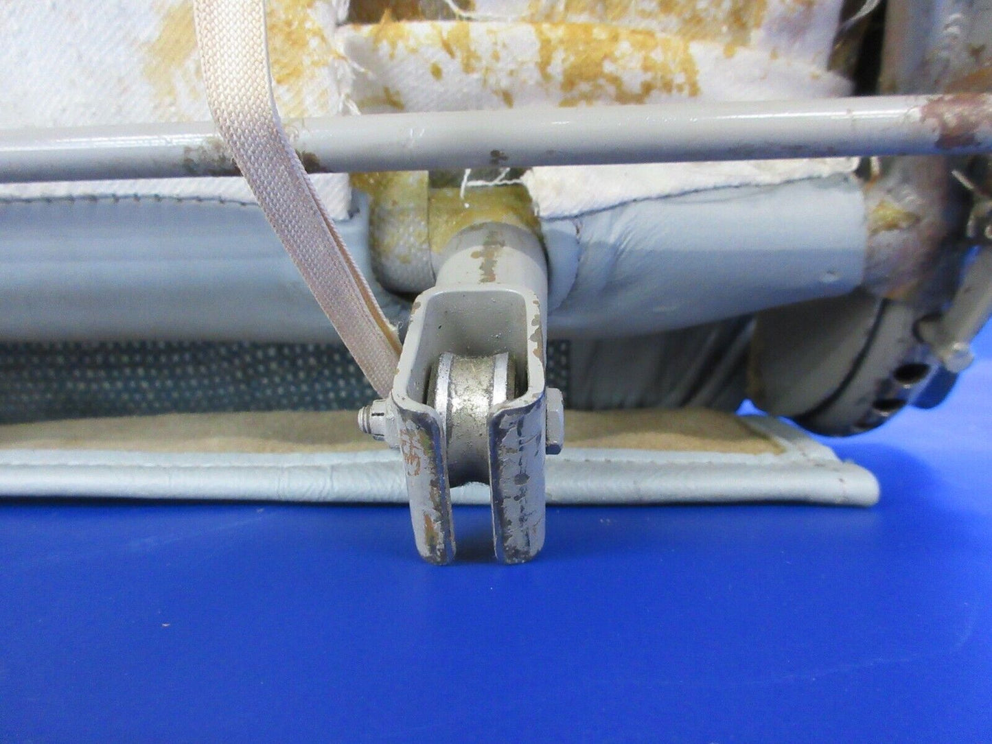 Cessna 310 / 310R LH Center Seat P/N 0812874-14 (1124-1437)
