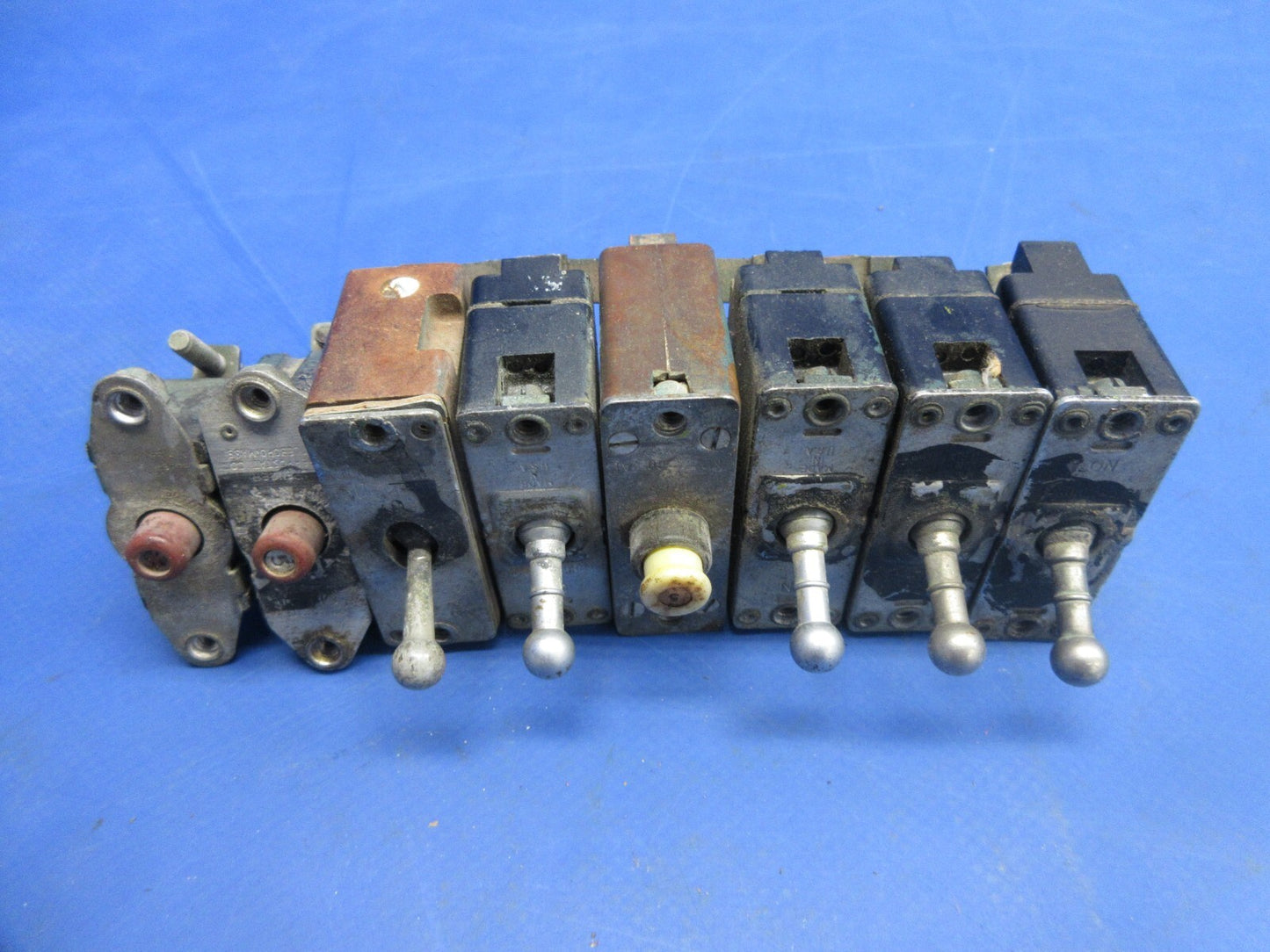 Bell 47J-2 Helicopter Assorted Switches & Circuit Breakers 43A8304 (1124-894)0