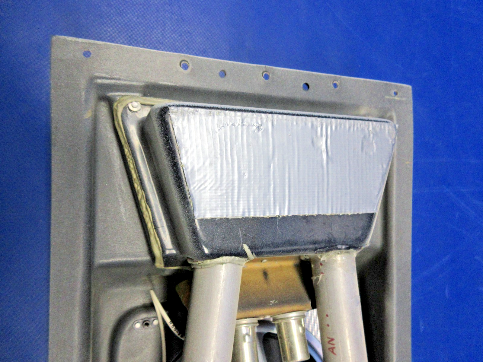 Beech D95A Travel Air Overhead Lights & Air Ducts P/N 35-550561-39 (0326-958)13