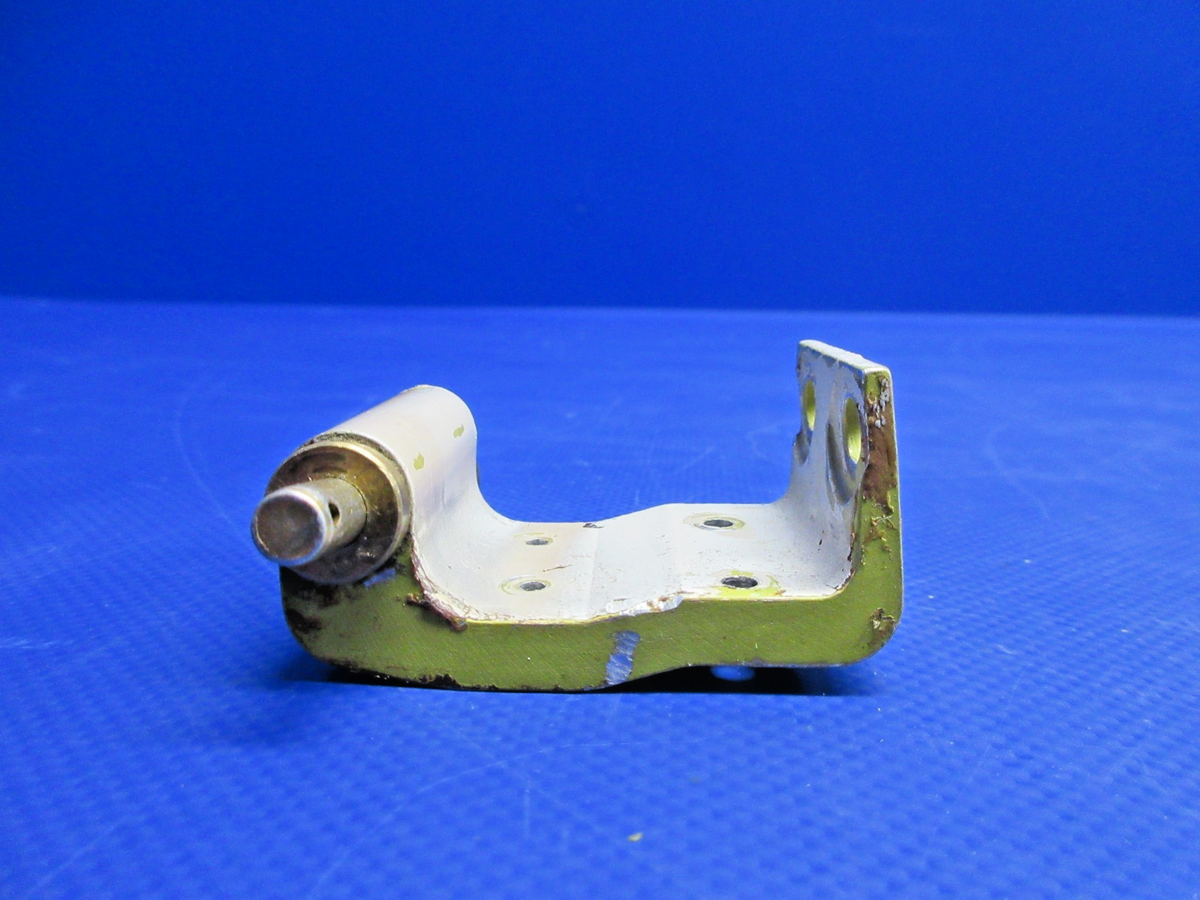 Beech 95-B55 Baron Cabin Door Upper Hinge 35-400018-12 (0926-862)4
