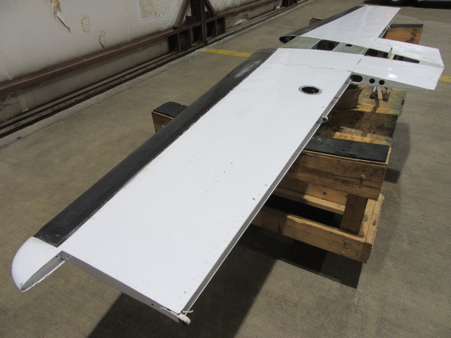 Cessna 421 Horizontal Stabilizer P/N 5032000-17 w/ De-Ice Boots (0326-39)15