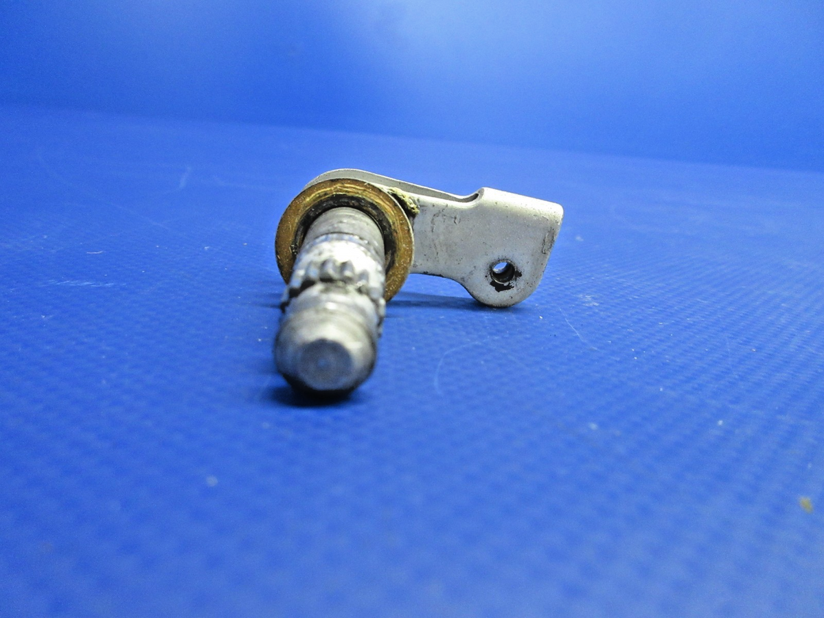 Cessna 172 / 172M LH Cabin Door Handle Shaft P/N 1511212-6 (0926-867)4