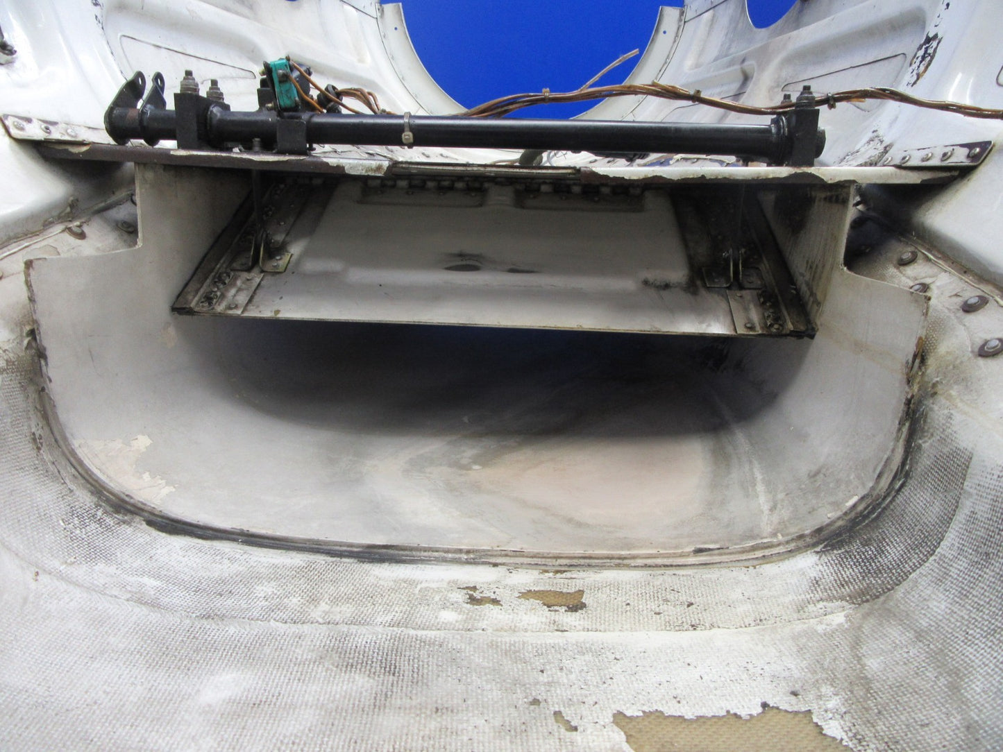 Piper PA-31T1 Cheyenne LH Lower Cowling P/N 50107-25 (0426-12)6