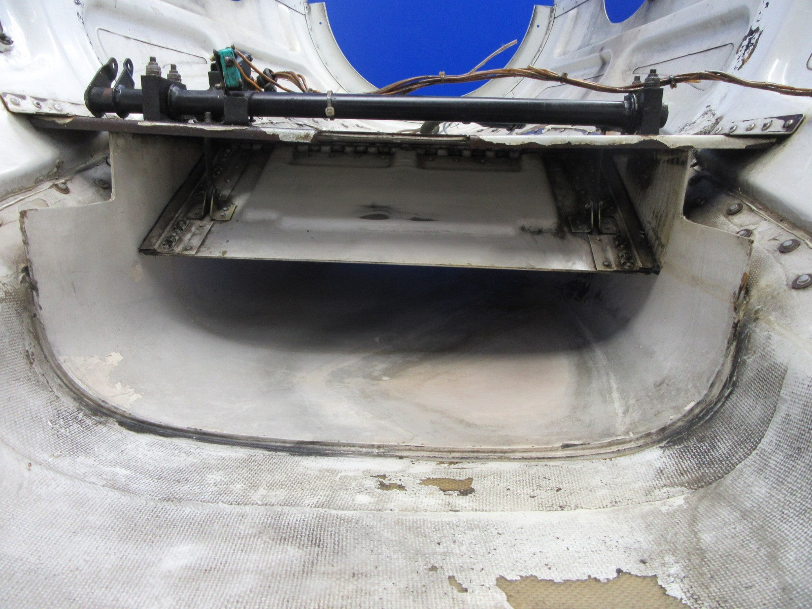 Piper PA-31T1 Cheyenne LH Lower Cowling P/N 50107-25 (0426-12)6