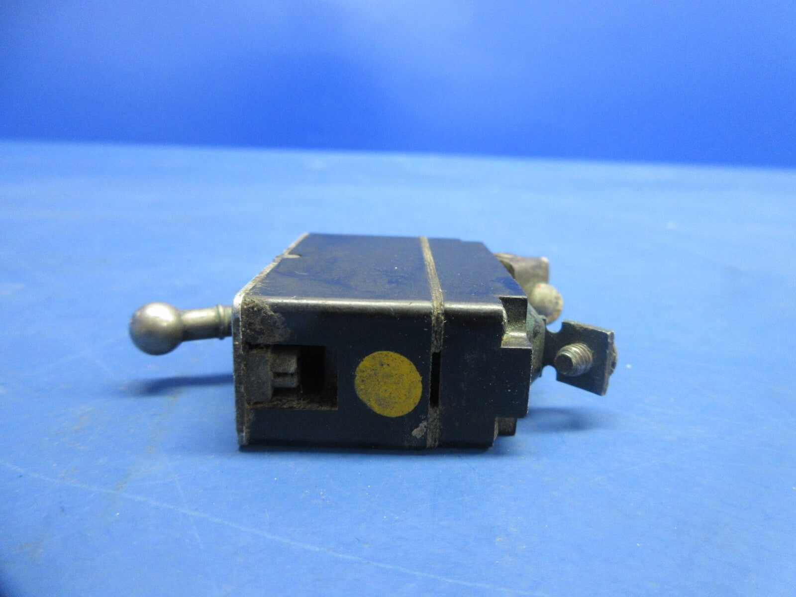 Bell 47J-2 Helicopter Assorted Switches & Circuit Breakers 43A8304 (1124-894)8