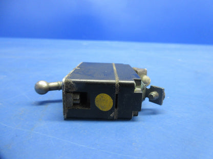 Bell 47J-2 Helicopter Assorted Switches & Circuit Breakers 43A8304 (1124-894)8