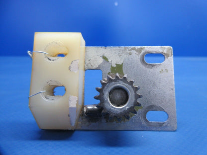 Cessna 177 / 177B Cardinal Cabin Door Clutch Assy RH P/N 1712080-2 (0824-1033)