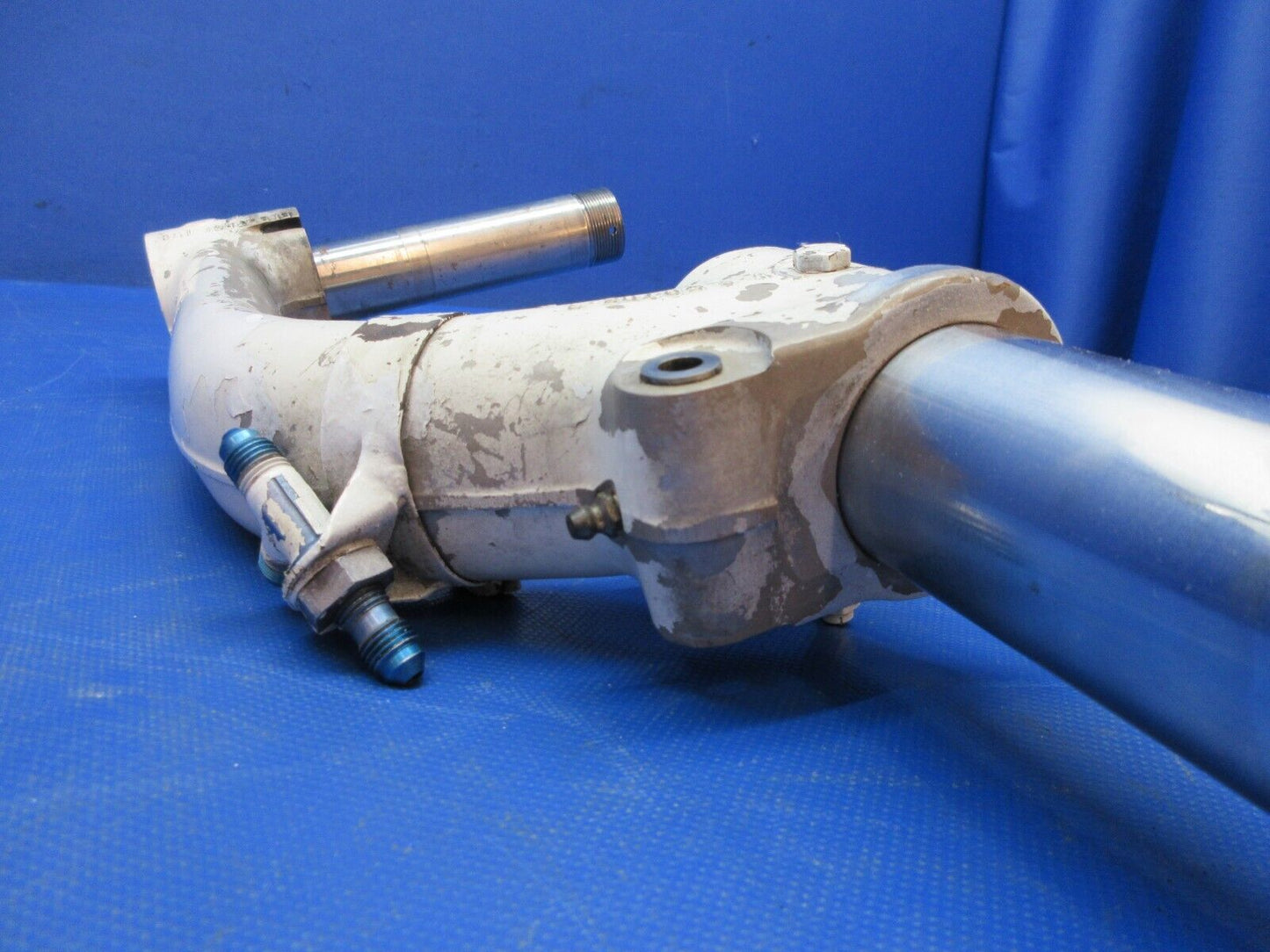 Piper PA-23-250 Aztec RH Main Gear Yoke, Rod & Axle P/N 31824-02 (0924-1289)