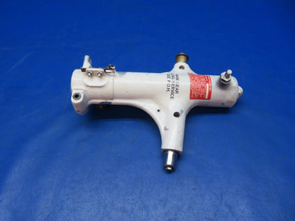 Piper PA-34-200T Seneca II RH Main Trunnion P/N 67926-13 (1024-237)